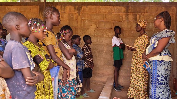 Archivo - Clase de catecismo en Ouagadougou.