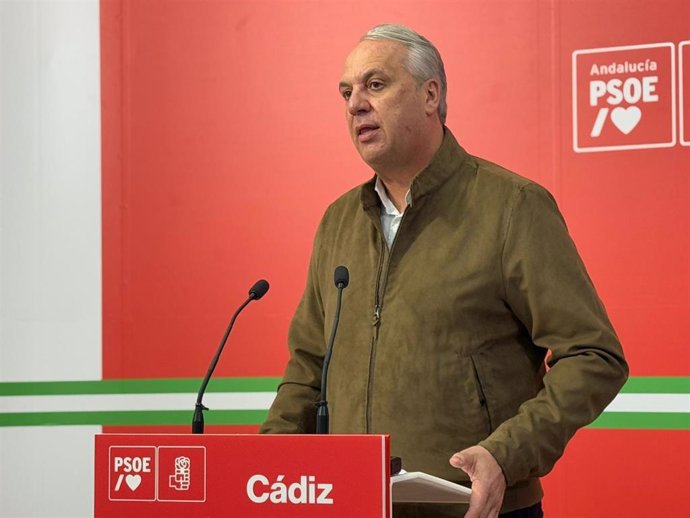 El secretario general del PSOE en Cádiz, Juan Carlos Ruiz Boix, en rueda de prensa.