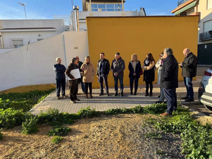 La alcaldesa de Alcalá conoce los proyectos de la asociación de vecinos Cerro de la Era.