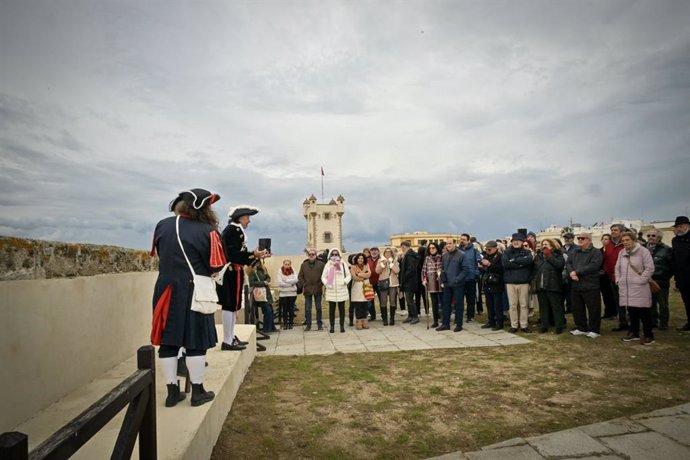 Visitantes en la apertura del torreón y paseo superior de las Puertas de Tierra de Cádiz