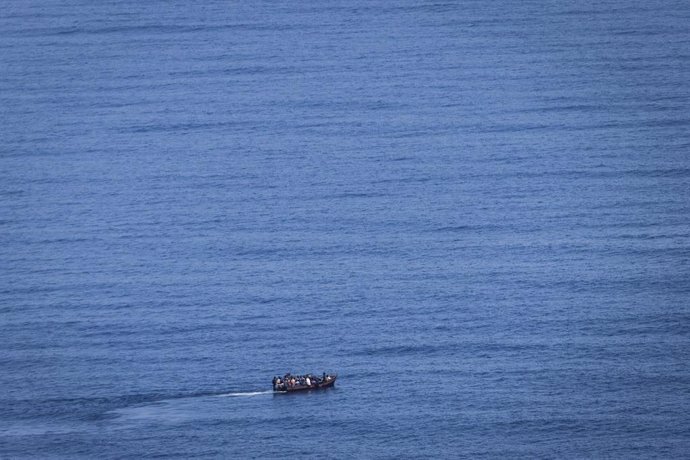 Archivo - Imagen de archivo de un bote con migrantes a bordo en el Mediterráneo, cerca de la isla italiana de Lampedusa.