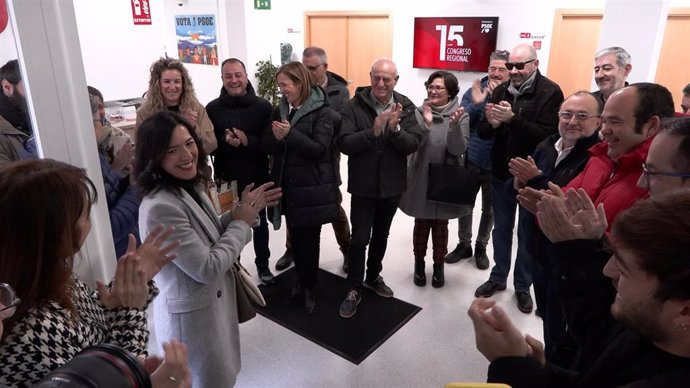 Esther Gutiérrez, tras presentar sus avales para concurrir a las primarias del PSOE de Extremadura.