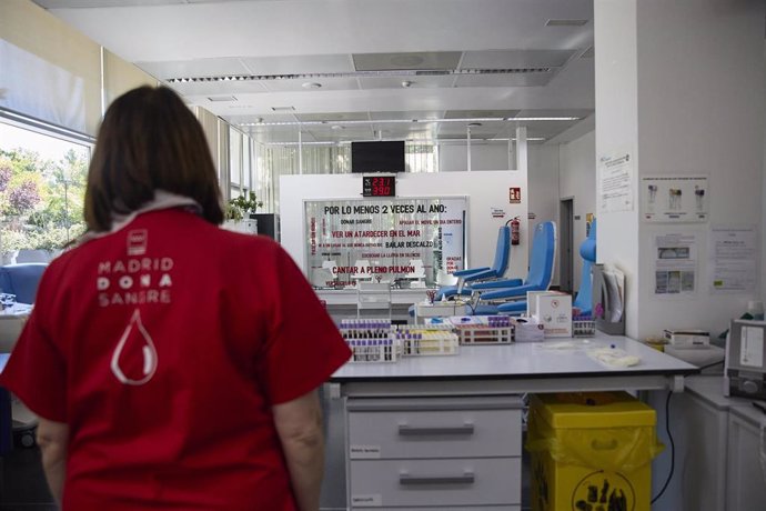 Archivo - Una enfermera en las instalaciones del Centro de Transfusión de la Comunidad de Madrid