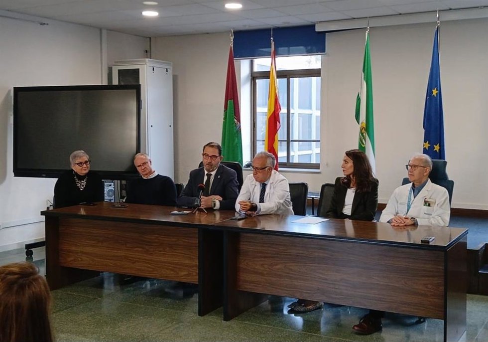 El Hospital Regional de Málaga acoge una mesa debate sobre el tratamiento integral y el abordaje del lupus