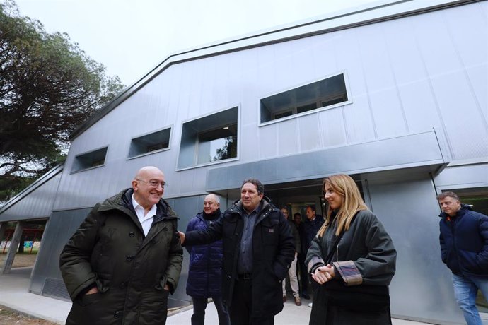 El alcalde de Valladolid, Jesús Julio Carnero (izda), junto al exfutbolista Eusebio Sacristán y la concejal delegada de Juventud, Carolina del Bosque.