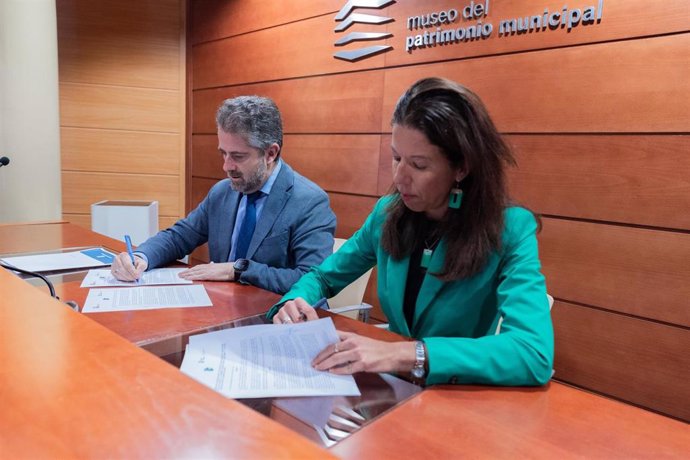 El concejal delegado de Economía, Hacienda y Fondos de la UE, Carlos Conde, y la presidenta de la APTTA de Andalucía, Alicia Luna, durante la firma de un acuerdo