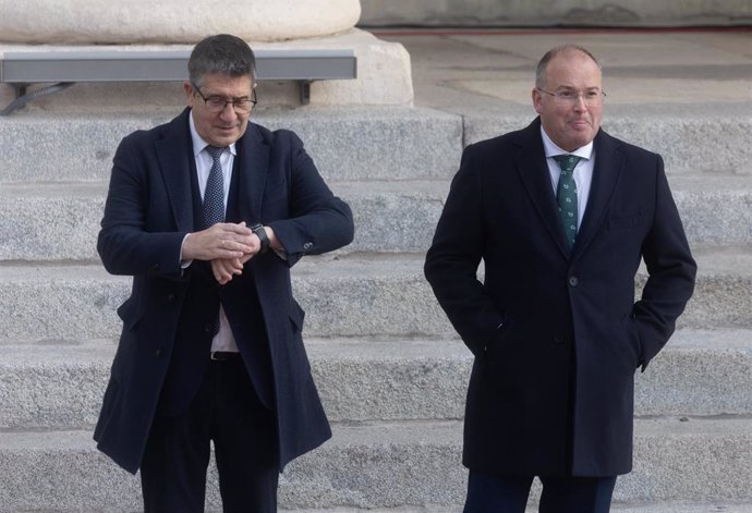 El portavoz del PSOE en el Congreso, Patxi López (i), y el portavoz del PP en el Congreso, Miguel Tellado (d), durante el acto de Izado Solemne de la bandera de España, frente al Congreso de los Diputados, a 6 de diciembre de 2024, en Madrid (España). El 