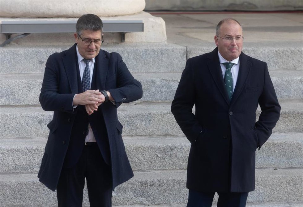 El portavoz del PSOE en el Congreso, Patxi López (i), y el portavoz del PP en el Congreso, Miguel Tellado (d), durante el acto de Izado Solemne de la bandera de España, frente al Congreso de los Diputados, a 6 de diciembre de 2024, en Madrid (España). E