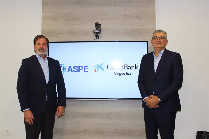 El secretario general de Aspe, Luis Mendicuti, y el director comercial de CaixaBank Negocios, Toni Rodríguez.