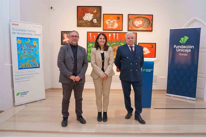 La responsable de Artes Plásticas de Fundación Unicaja, Emilia Garrido; el catedrático del área de Pintura de la Universidad de Málaga y comisario, Salvador Haro González, y el artista Xavier han presentado esta muestra.