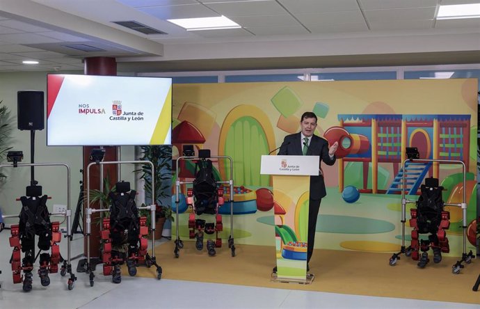 El Hospital de León estrena un exoesqueleto pediátrico que ayudará a tratar a 20 niños con patologías neuromotoras