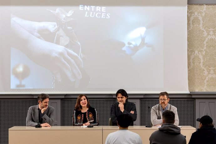 La consejera municipal de Cultura, Sara Fernández, en la presentación del documental sobre el proyecto Entre Luces del Museo Pablo Garallo