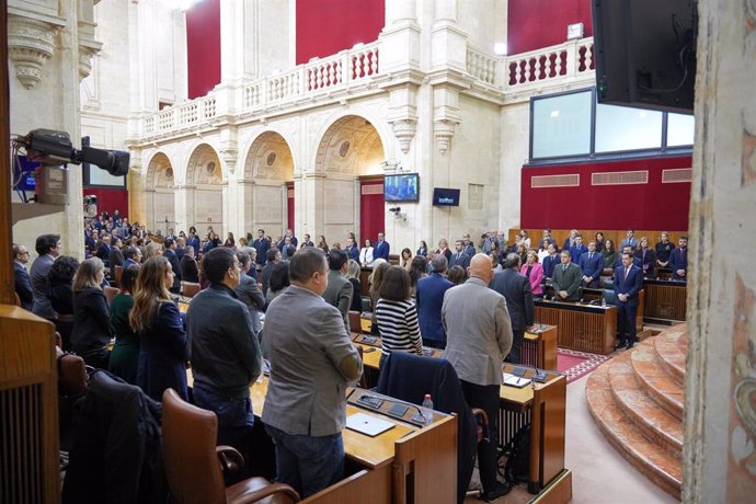 Minuto de silencio al comienzo del Debate sobre el Estado de la Comunidad. El presidente de la Junta de Andalucía, Juanma Moreno, ha abierto en Sevilla el Debate sobre el Estado de la Comunidad, un acto que se lleva a cabo en sesión de mañana y tarde en e