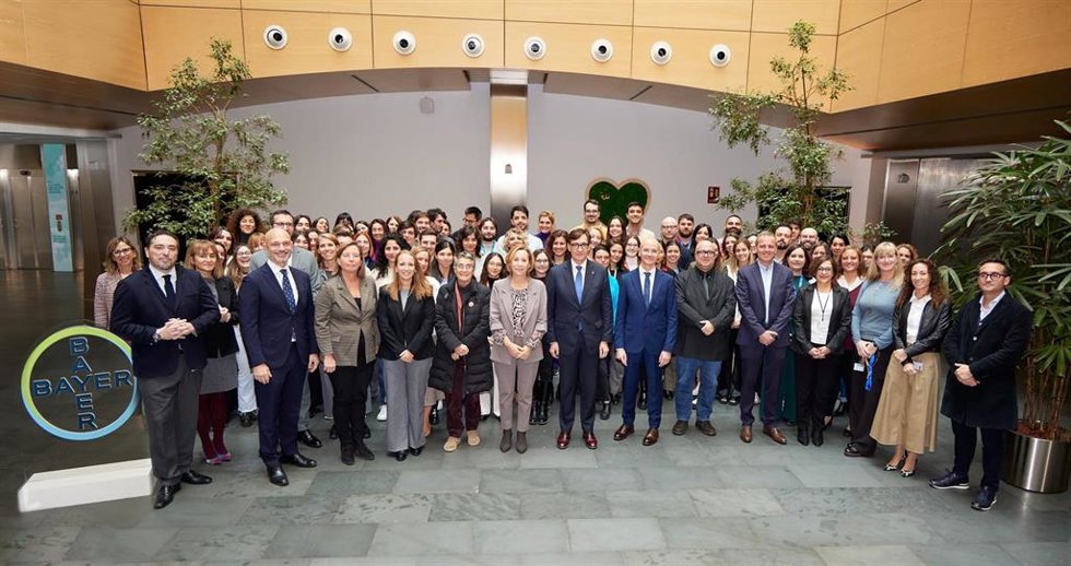 El presidente de la Generalitat, Salvador Illa, con representantes de Bayer.