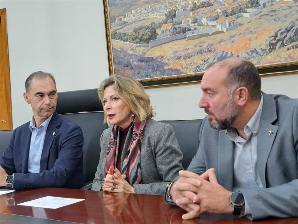 La delegada territorial de Empleo, Empresa y Trabajo Autónomo, Carmen Sánchez Sierra, y el alcalde de Benalmádena, Juan Antonio Lara, informan del avance del programa Andalucía Activa en el municipio