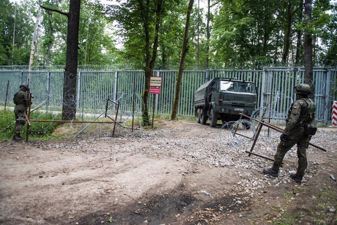 Archivo - June 3, 2024, Bialowieza Forest, Poland: Polish soldiers patrol the border with Belarus along the border fence in the Bialowieza forest. Poland reintroduces an exclusion zone on parts of its border with Belarus, starting on Tuesday 4 June and la