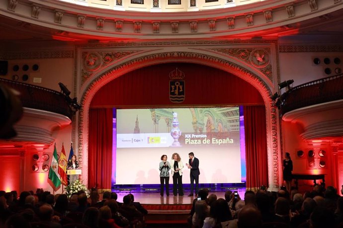 Archivo - La vicepresidenta cuarta del Gobierno y ministra de Hacienda y Función Pública, María Jesús Montero, y el delegado del Gobierno en Andalucía, Pedro Fernández, entregan los XIX premios Plaza de España. (Foto de archivo).