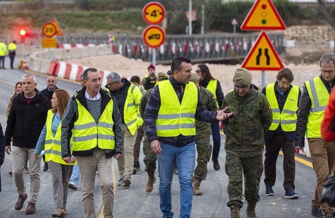 Imagen de la visita al puente provisional de Riba-Roja