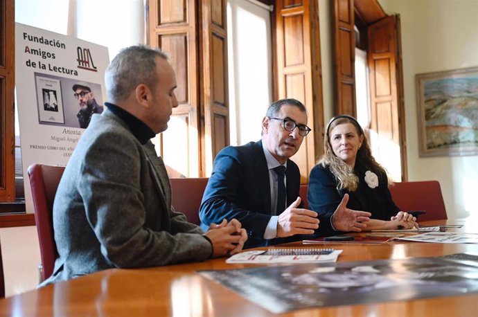 El rector, José Luján; la presidenta de la Fundación 'Amigos de la Lectura'; y el director de la Biblioteca Regional de Murcia, Juan José Lara, en el acto en el que han dado a conocer el fallo del jurado