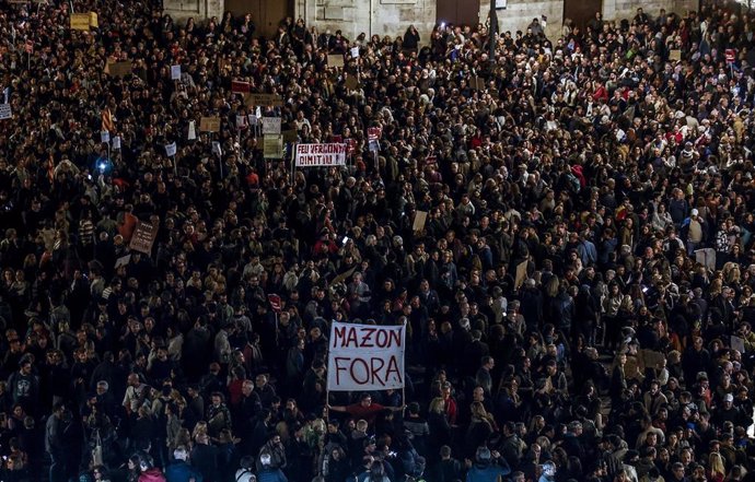 Cientos de miles de personas durante una manifestación contra la gestión de la dana del presidente de la Generalitat Valenciana, Carlos Mazón, en el centro de València, a 30 de noviembre de 2024.