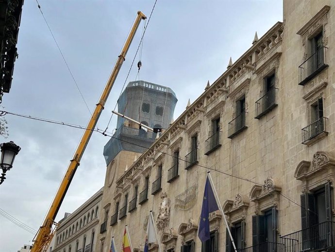 Trabajos de emergencia para proteger las torres del edificio del Ayuntamiento de Alicante, el 11 de diciembre de 2024.