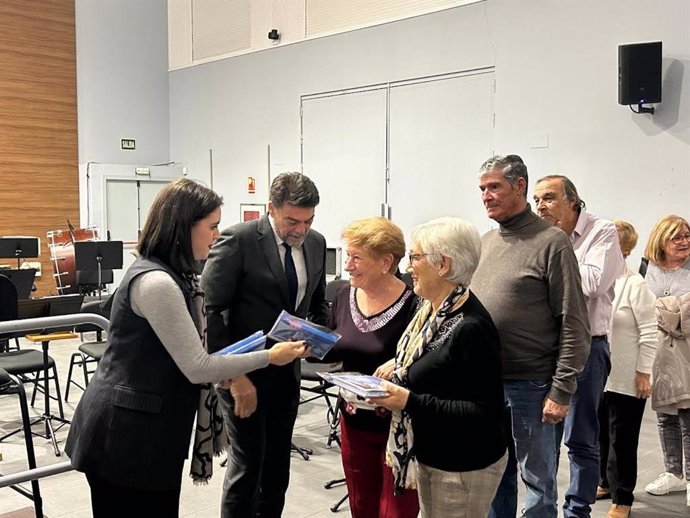 Alicante reconoce la labor de los más de cien voluntarios que colaboran con centros municipales de mayores.