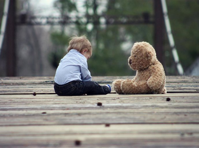 Un niño con un oso de peluche