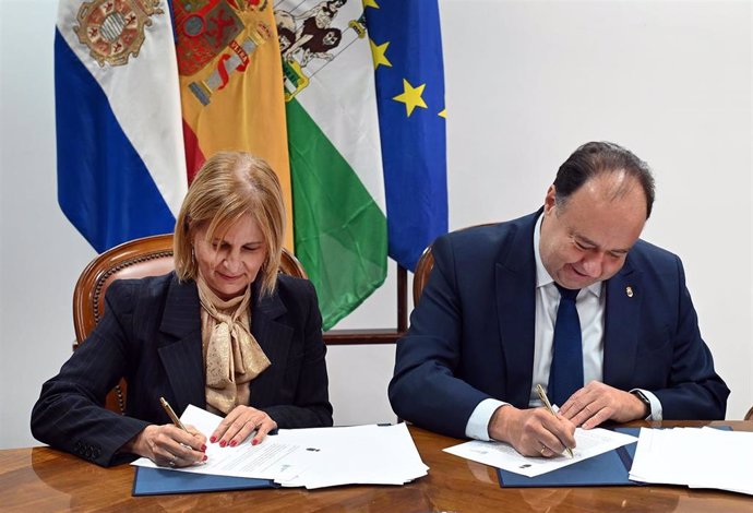 La alcaldesa de Jerez y el rector de la UCA firmando el protocolo de colaboración.