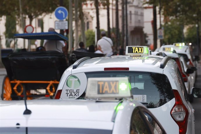 Archivo - Taxis en el centro de Sevilla