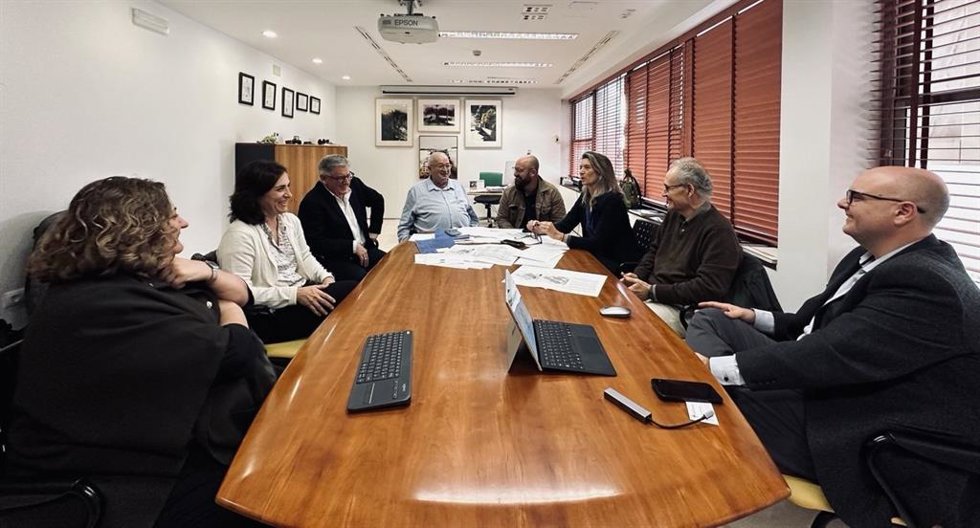 El equipo redactor de Aicequip junto al alcalde de El Puerto, Germán Beardo, para presentarle el proyecto de recuperación del entorno del Monasterio de la Victoria.