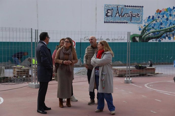 El delegado territorial de Desarrollo Educativo y FP y de Universidad, Investigación e Innovación en Málaga, Miguel Briones, acompañado por la alcaldesa del municipio, Rosa Luz Fernández, ha visitado varios centros escolares del municipio.