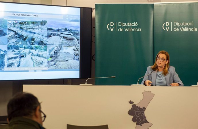 La responsable del área de Carreteras de la Diputación de València, Reme Mazzolari, da cuenta de las obras de recuperación de la red provincial de carreteras.