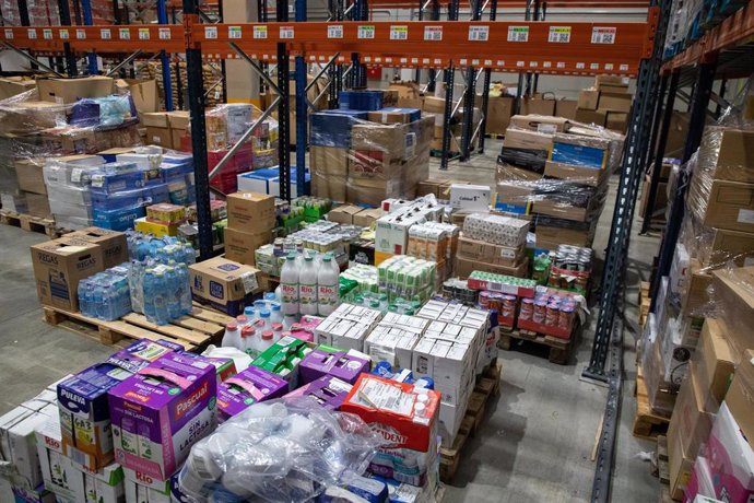 Palés y cajas llenos de productos, en un supermercado de Alcobendas