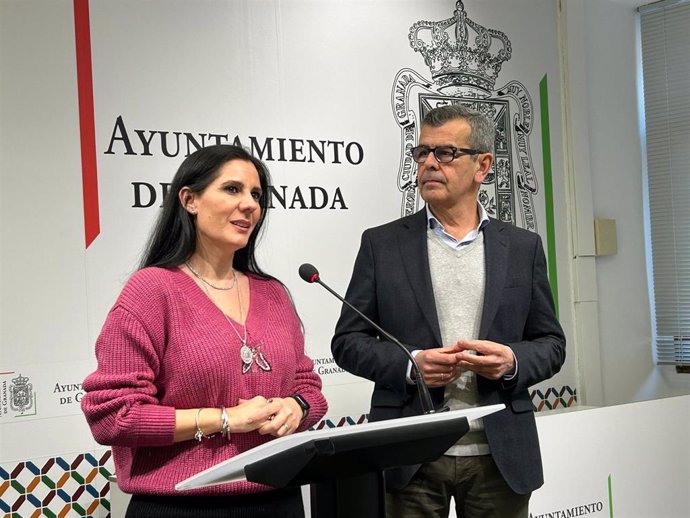 Diana Navarro interviene ante la prensa en presencia del concejal de Cultura de Granada, Juan Ramón Ferreira