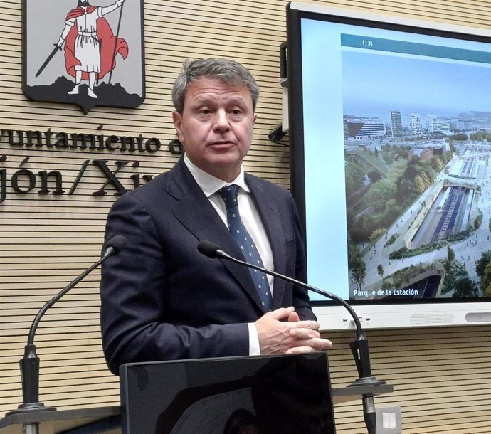 Archivo - El secretario de Estado secretario de Estado de Transportes y Movilidad Sostenible, José Antonio Santano, en su visita al Ayuntamiento de Gijón. (Archivo)