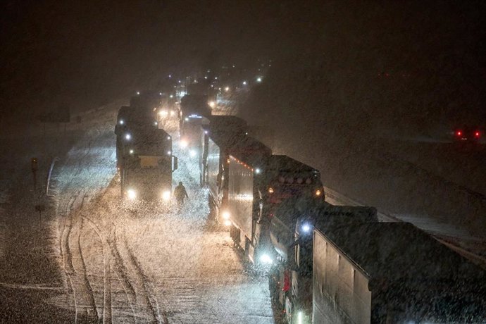 21 November 2024, Rhineland-Palatinate, Mogendorf: Trucks are jammed on the snow-covered A3 highway near the Mogendorf junction in the Westerwald district, heading towards Cologne, following a traffic accident. Photo: Sascha Ditscher/dpa