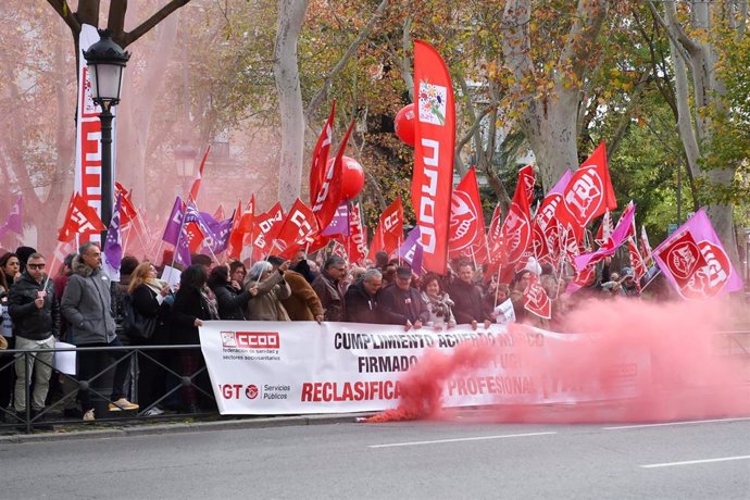 Imagen de la concentración de UGT y CCOO frente al Ministerio de Sanidad.