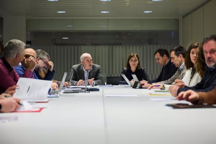 El consejero Aierdi junto a los directores generales del Departamento de Desarrollo Rural y Medio Ambiente en la reunión del Consejo Agrario