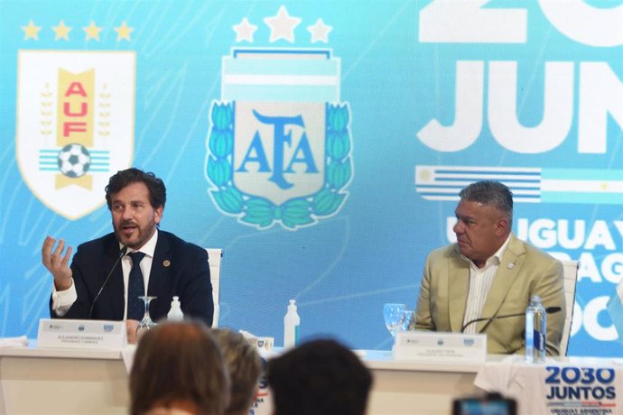 Archivo - Alejandro Domínguez (izda), presidente de la CONMEBOL, junto a Claudio Tapia, presidente de la Asociación de Fútbol de Argentina (AFA)