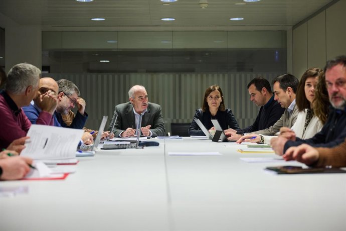 El consejero Aierdi junto a los directores generales del Departamento de Desarrollo Rural y Medio Ambiente en la reunión del Consejo Agrario