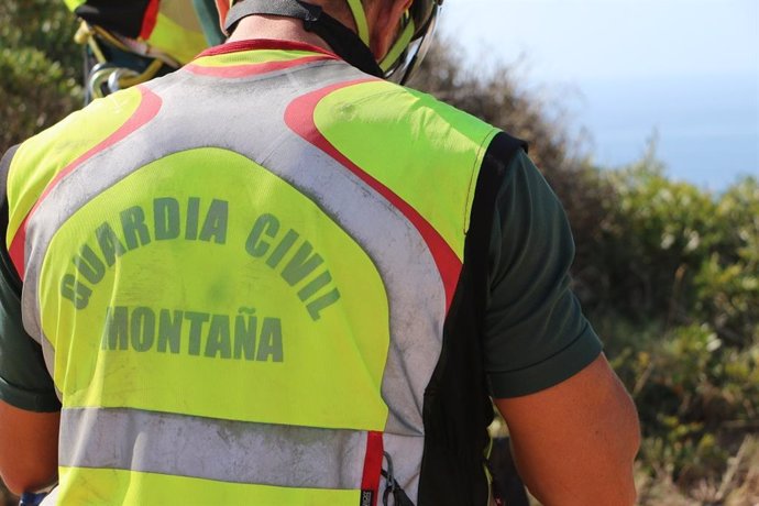 Momento en el que el Grupo de Rescate e Intervención en Montaña (Greim) apoyado por el helicóptero de la Guardia Civil intervienen para auxiliar a un accidentado en El Chorro.