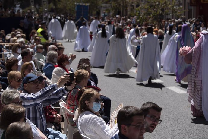 Archivo - Arxiu - Diverses persones participen en la desfilada del Diumenge de Resurrecció de la Setmana Santa Marinera de València, a 17 d'abril de 2022, a València, Comunitat Valenciana (Espanya). 