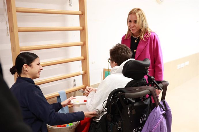 La presidenta de la Diputación en las instalaciones de Adacca en Chiclana.