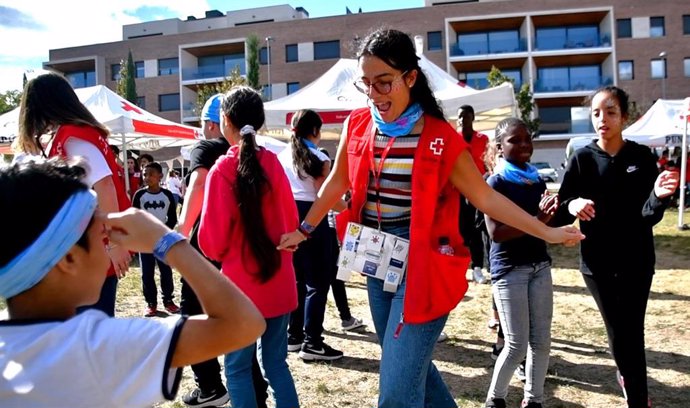 Creu Roja quiere repartir, a través de la iniciativa 'Sus derechos en juego', más de 60.000 juguetes nuevos procedentes de donaciones de particulares y empresas para que niños y adolescentes en situación de exclusión social