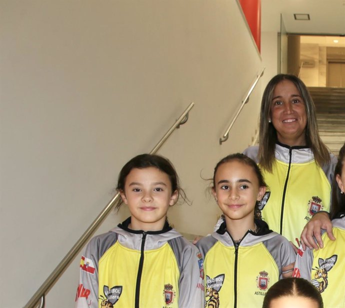 Archivo - Equipo benjamín femenino de Voleibol Astillero