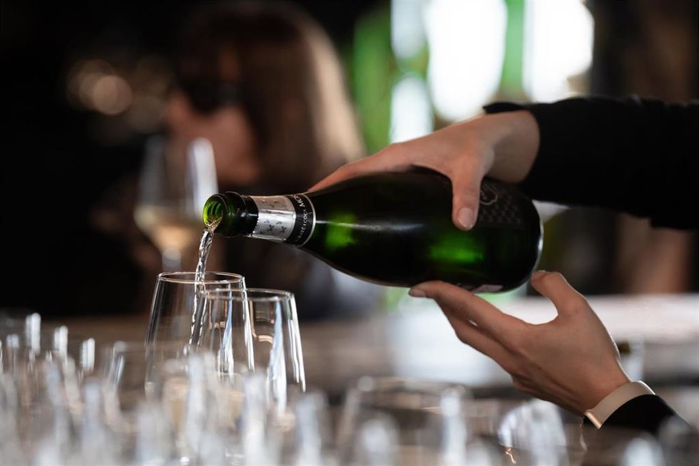 Archivo - Una mujer sirve una copa de cava