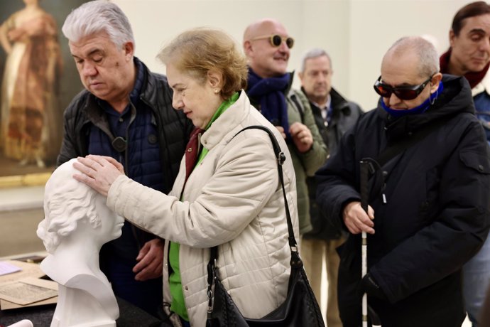 Los participantes de la actividad han podido tocar reproducciones de detalles de algunos cuadros, como 'El entierro de la sardina'.