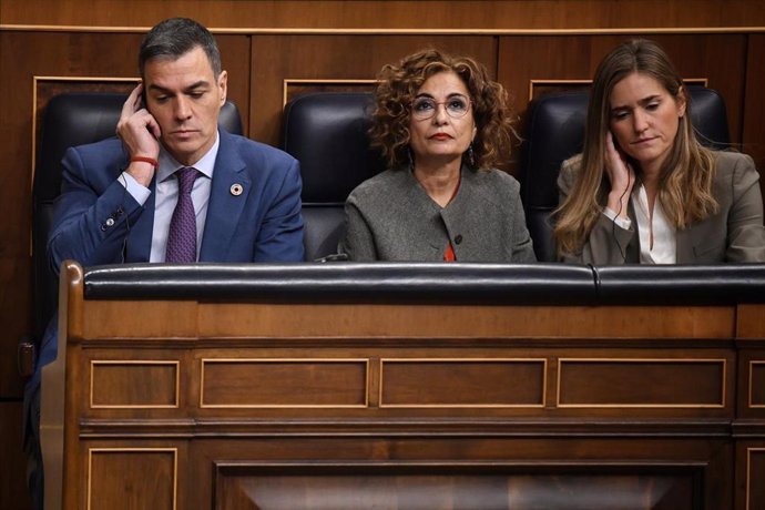 (I-D) El presidente del Gobierno, Pedro Sánchez; la vicepresidenta primera y ministra de Hacienda, María Jesús Montero y la vicepresidenta tercera, Sara Aagesen , durante una sesión plenaria en el Congreso de los Diputados.