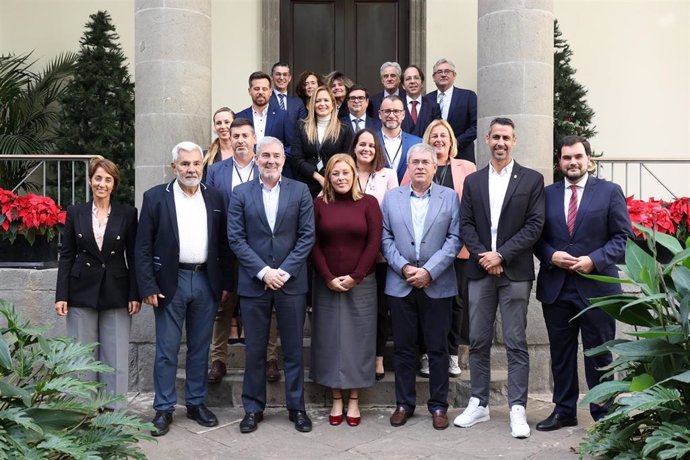 El presidente de Canarias y la presidenta del Parlamento, Fernando Clavijo y Astrid Pérez, respectivamente (en el centro), junto a los alcaldes de los municipios turísticos en el patio de la Cámara