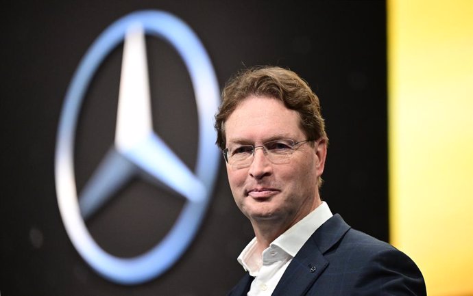 Archivo - FILED - 22 February 2024, Baden-Wuerttemberg, Stuttgart: CEO of Mercedes-Benz Group AG Ola Kaellenius stands in front of a logo of the car manufacturer Mercedes-Benz before the annual press conference. Photo: Bernd Weibrod/dpa